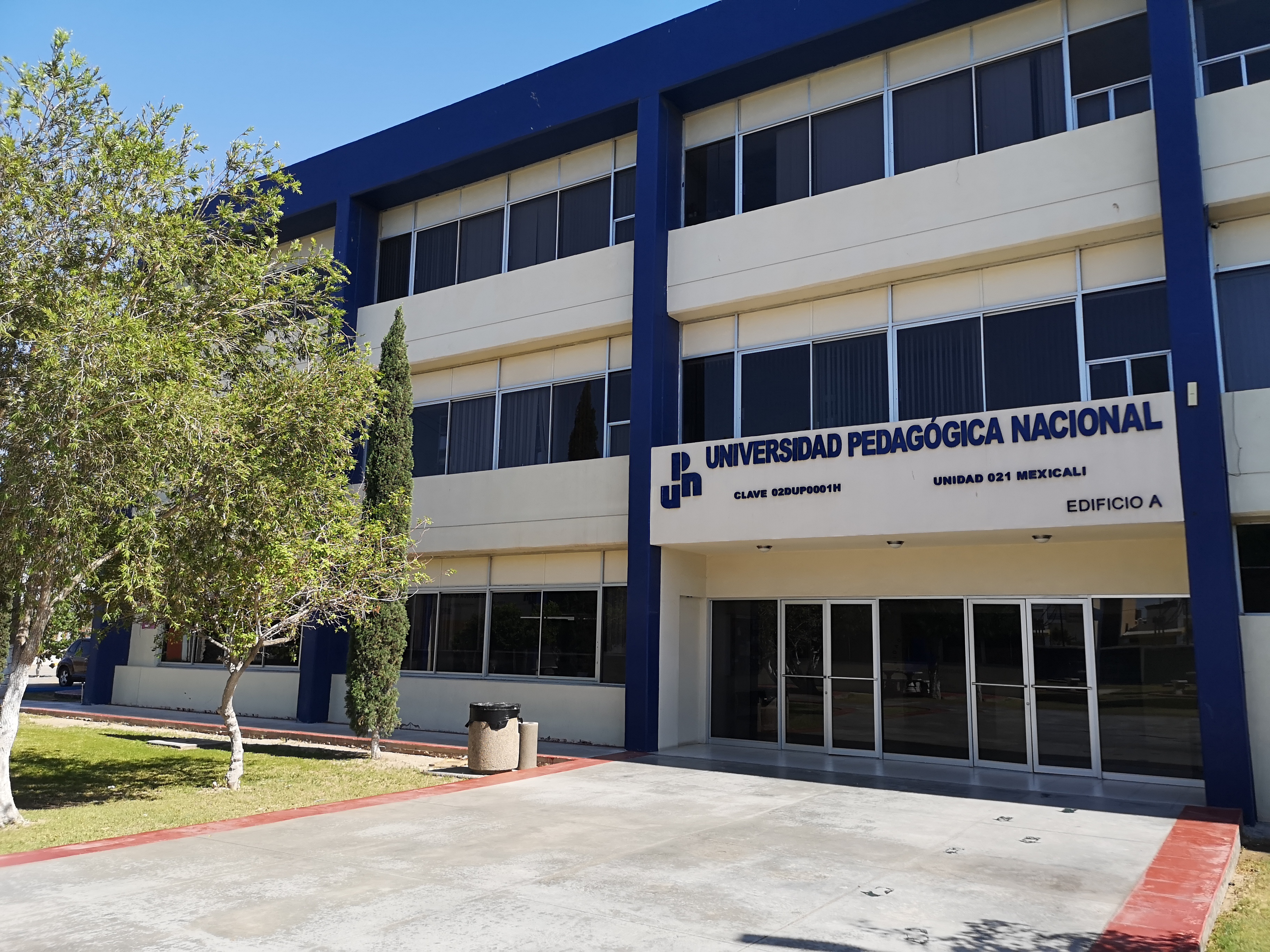 Estudiantes en el campus de la UPN